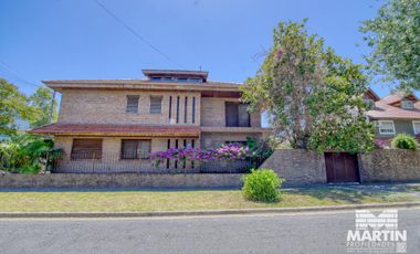 Chalet 7 amb. con jardín, suite, dep. de servicio - Martínez