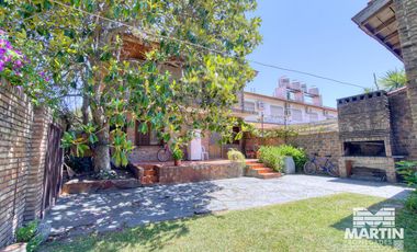 Chalet 7 amb. con jardín, suite, dep. de servicio - Martínez