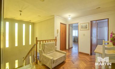 Chalet 7 amb. con jardín, suite, dep. de servicio - Martínez