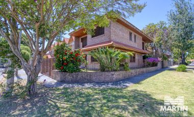 Chalet 7 amb. con jardín, suite, dep. de servicio - Martínez