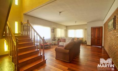 Chalet 7 amb. con jardín, suite, dep. de servicio - Martínez