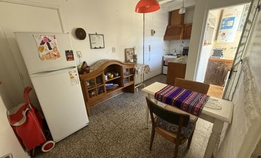 Depto 3 ambientes, 2° piso por escalera, 61m², muy buen estado y excelente ubicación – Lomas Oeste