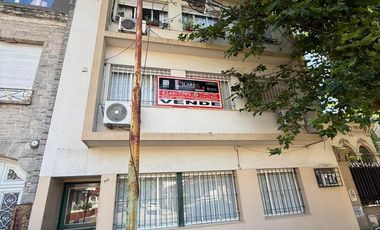 Depto 3 ambientes, 2° piso por escalera, 61m², muy buen estado y excelente ubicación – Lomas Oeste