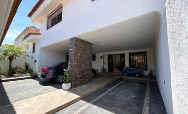 Casa en Venta Jardines de Guadalupe con Uso de Suelo Mixto, Ideal para edificio.