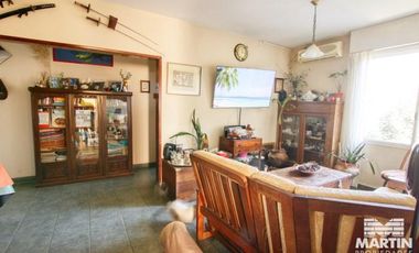 Muy luminoso departamento de cuatro ambientes.