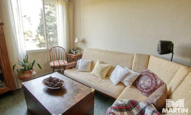 Muy luminoso departamento de cuatro ambientes.