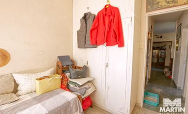 Muy luminoso departamento de cuatro ambientes.