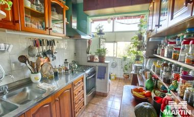 Muy luminoso departamento de cuatro ambientes.