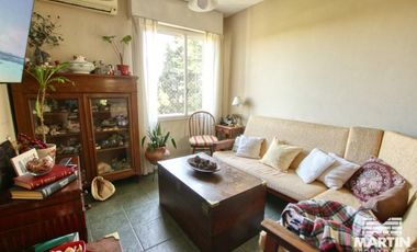 Muy luminoso departamento de cuatro ambientes.