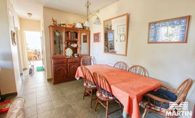 Muy luminoso departamento de cuatro ambientes.