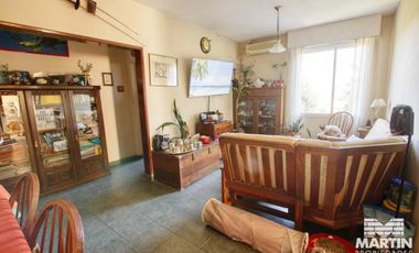 Muy luminoso departamento de cuatro ambientes.