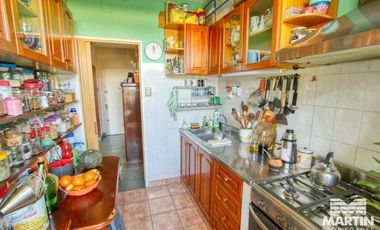 Muy luminoso departamento de cuatro ambientes.