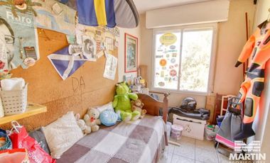 Muy luminoso departamento de cuatro ambientes.