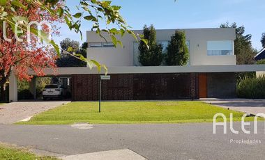 Importante Casa en VENTA en El Ombu