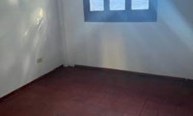 Casa de dos dormitorios con otra habitación en entrepiso, garaje, patio chico.