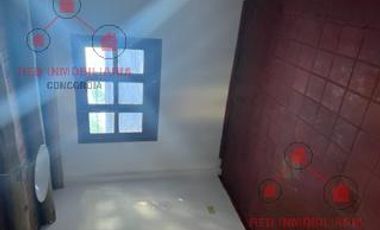 Casa de dos dormitorios con otra habitación en entrepiso, garaje, patio chico.