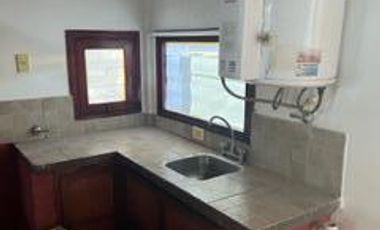 Casa de dos dormitorios con otra habitación en entrepiso, garaje, patio chico.