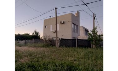 Alquiler casa dos plantas en barrio medico dos