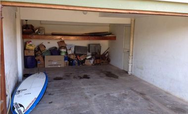 ¡Departamento con balcón y cochera cubierta a pasos del mar!