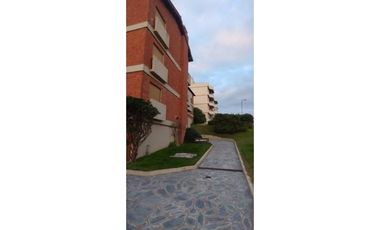 ¡Departamento con balcón y cochera cubierta a pasos del mar!