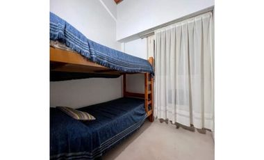 ¡Departamento con balcón y cochera cubierta a pasos del mar!