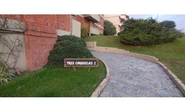 ¡Departamento con balcón y cochera cubierta a pasos del mar!