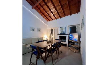 ¡Departamento con balcón y cochera cubierta a pasos del mar!