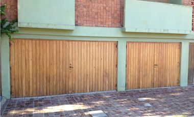 ¡Departamento con balcón y cochera cubierta a pasos del mar!