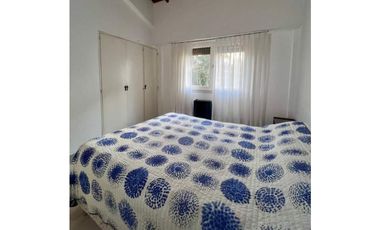 ¡Departamento con balcón y cochera cubierta a pasos del mar!