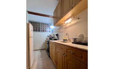 ¡Departamento con balcón y cochera cubierta a pasos del mar!