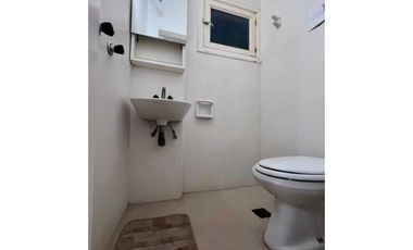 ¡Departamento con balcón y cochera cubierta a pasos del mar!