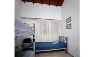 ¡Departamento con balcón y cochera cubierta a pasos del mar!