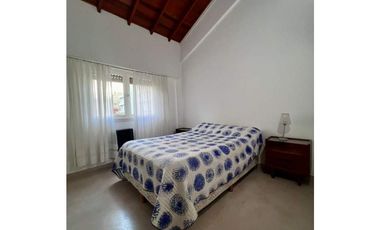 ¡Departamento con balcón y cochera cubierta a pasos del mar!
