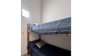 ¡Departamento con balcón y cochera cubierta a pasos del mar!