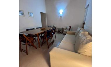 ¡Departamento con balcón y cochera cubierta a pasos del mar!