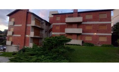 ¡Departamento con balcón y cochera cubierta a pasos del mar!