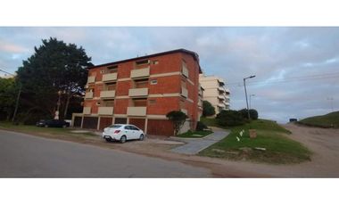 ¡Departamento con balcón y cochera cubierta a pasos del mar!