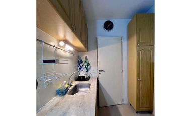 ¡Departamento con balcón y cochera cubierta a pasos del mar!