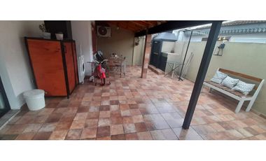 HERMOSA CASA EN PH TOTALMENTE ACTUALIZADA EN VENTA. MORON SUR
