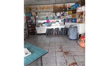 LOCAL AMPLIO CON BAÑO. EXCELENTE VISTA COMERCIAL. CON VIVIENDA