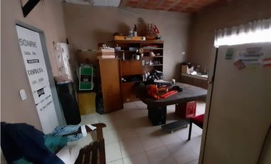 LOCAL AMPLIO CON BAÑO. EXCELENTE VISTA COMERCIAL. CON VIVIENDA