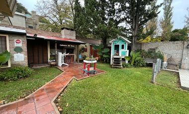 AMBROSETTI AL 200 BIS - VENTA DE CASA 2 DORMITORIOS   2 COCHERAS   PATIO EN FISHERTON