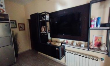 AMBROSETTI AL 200 BIS - VENTA DE CASA 2 DORMITORIOS   2 COCHERAS   PATIO EN FISHERTON