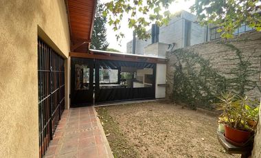 AMBROSETTI AL 200 BIS - VENTA DE CASA 2 DORMITORIOS   2 COCHERAS   PATIO EN FISHERTON