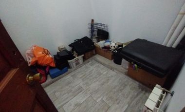 AMBROSETTI AL 200 BIS - VENTA DE CASA 2 DORMITORIOS   2 COCHERAS   PATIO EN FISHERTON