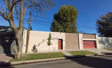 AMBROSETTI AL 200 BIS - VENTA DE CASA 2 DORMITORIOS   2 COCHERAS   PATIO EN FISHERTON