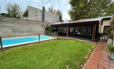 AMBROSETTI AL 200 BIS - VENTA DE CASA 2 DORMITORIOS   2 COCHERAS   PATIO EN FISHERTON