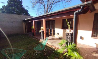 AMBROSETTI AL 200 BIS - VENTA DE CASA 2 DORMITORIOS   2 COCHERAS   PATIO EN FISHERTON