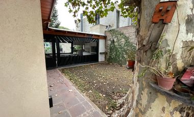 AMBROSETTI AL 200 BIS - VENTA DE CASA 2 DORMITORIOS   2 COCHERAS   PATIO EN FISHERTON