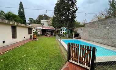 AMBROSETTI AL 200 BIS - VENTA DE CASA 2 DORMITORIOS   2 COCHERAS   PATIO EN FISHERTON